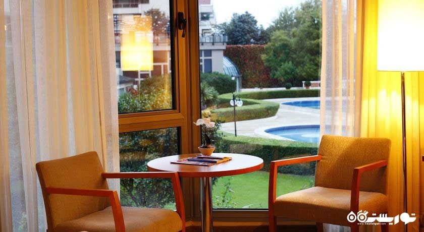 چشم انداز استخر از داخل اتاق